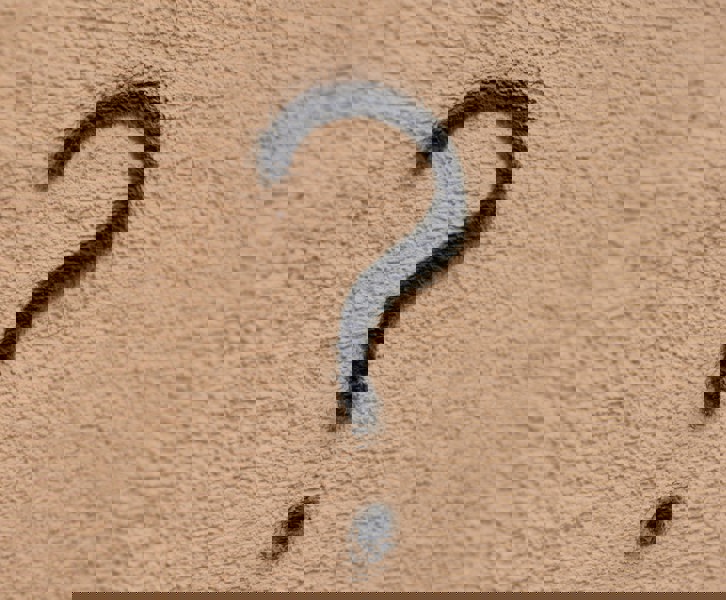 Bild zeigt ein gespraytes Fragezeichen auf einer Wand.